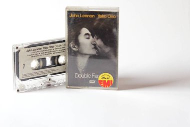 Bangkok, Tayland - 05 Ekim 2021: Beyaz arka planda John Lennon 'ın 90' ların kaseti 