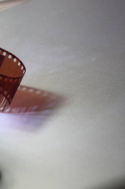 Gümüş bir arkaplanda fotoğraf film yoğunluğundan gelen ışığı gölgelemek