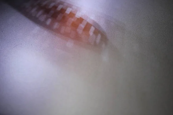 Gümüş Bir Arkaplanda Fotoğraf Film Yoğunluğundan Gelen Işığı Gölgelemek — Stok fotoğraf