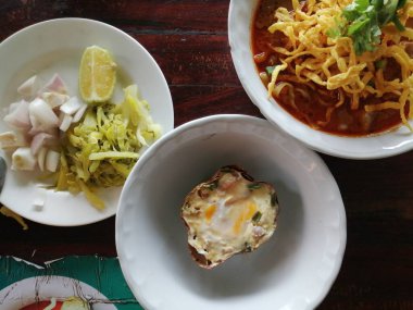 Tayland usulü domuz buğulama ve muz yapraklı yumurta.