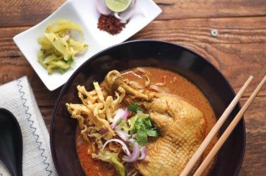 Kuzey Tayland usulü körili erişteli tavuk çorbası ya da Tayland mutfağında 