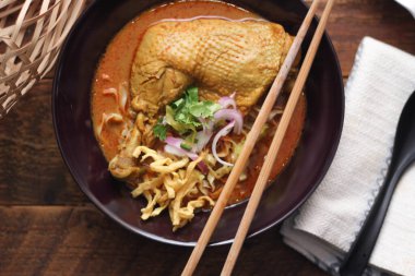 Kuzey Tayland usulü körili erişteli tavuk çorbası ya da Tayland mutfağında 