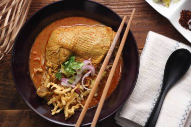 Kuzey Tayland usulü körili erişteli tavuk çorbası ya da Tayland mutfağında 