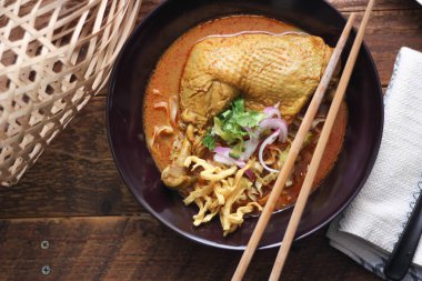 Kuzey Tayland usulü körili erişteli tavuk çorbası ya da Tayland mutfağında 