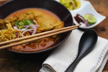 Kuzey Tayland usulü körili erişteli tavuk çorbası ya da Tayland mutfağında 