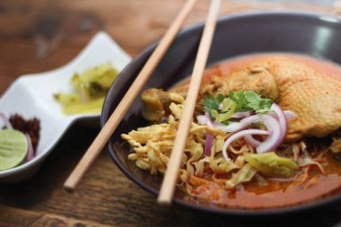 Kuzey Tayland usulü körili erişteli tavuk çorbası ya da Tayland mutfağında 