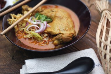 Kuzey Tayland usulü körili erişteli tavuk çorbası ya da Tayland mutfağında 