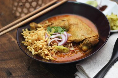 Kuzey Tayland usulü körili erişteli tavuk çorbası ya da Tayland mutfağında 