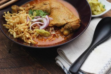 Kuzey Tayland usulü körili erişteli tavuk çorbası ya da Tayland mutfağında 