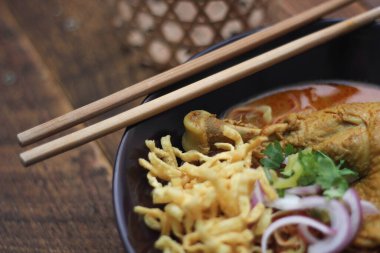 Kuzey Tayland usulü körili erişteli tavuk çorbası ya da Tayland mutfağında 