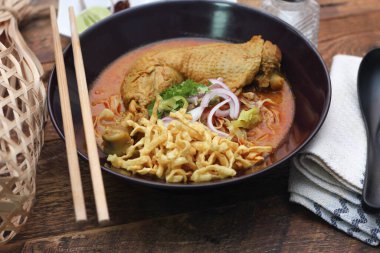 Kuzey Tayland usulü körili erişteli tavuk çorbası ya da Tayland mutfağında 