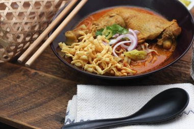 Kuzey Tayland usulü körili erişteli tavuk çorbası ya da Tayland mutfağında 