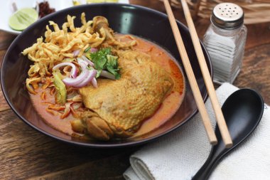 Kuzey Tayland usulü körili erişteli tavuk çorbası ya da Tayland mutfağında 