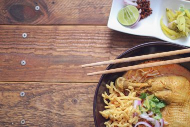 Kuzey Tayland usulü körili erişteli tavuk çorbası ya da Tayland mutfağında 