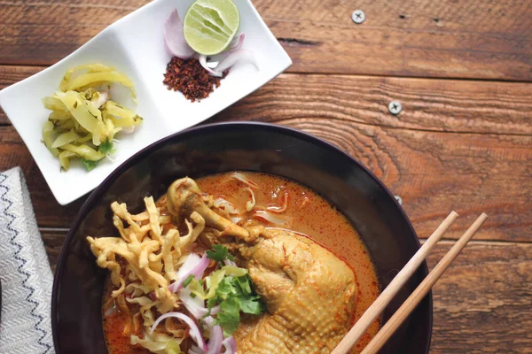タイ北部スタイルのカレーヌードルスープとチキンスープ または私たちがタイで呼ぶもの カオソイ または木製の床で味付けしたチキンカレー 北タイ料理のコンセプト ラナ食品 — ストック写真