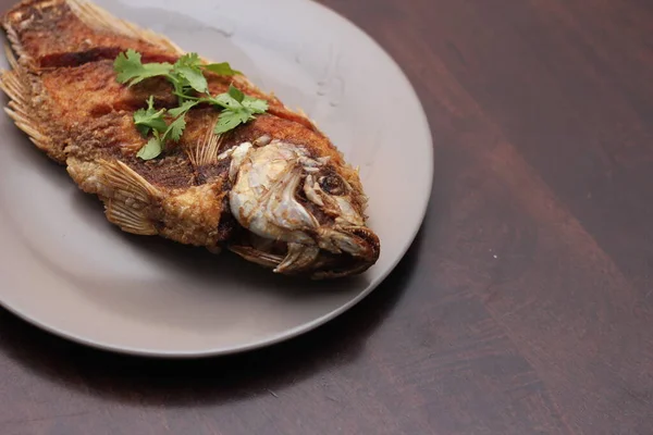 Fried Tilapia Just Right Served Gray Work Brown Wooden Table — Stock Photo, Image