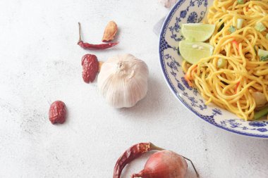 Japon yemeği kızartılmış erişte Yakisoba.