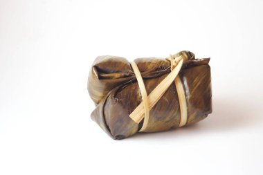 Tayland pirinç kekleri beyaz arka planda sarılı muz yaprakları