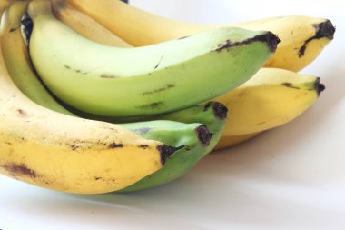 1 beyaz arkaplanda taranmış muz.