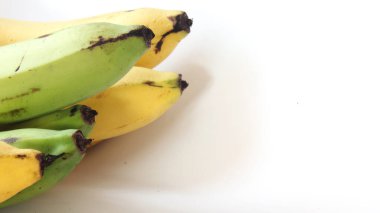 1 beyaz arkaplanda taranmış muz.