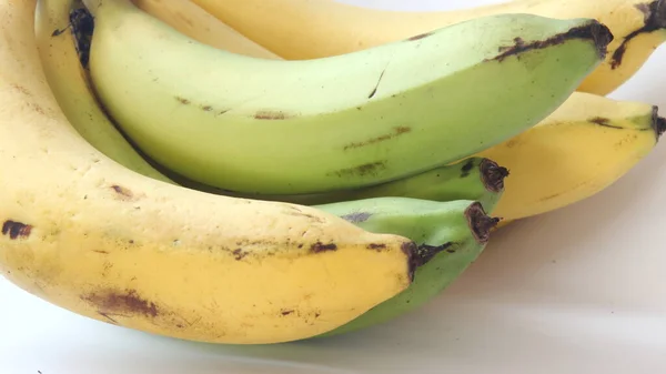 Gekämmte Banane Auf Weißem Hintergrund — Stockfoto