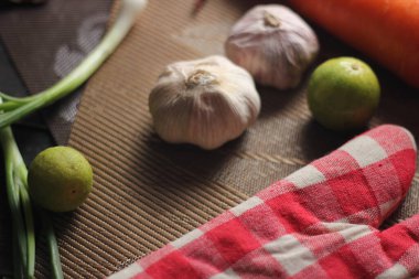Masada pişirecek sebzeler, sarımsak, taze soğan, havuç, kuru biber, limon..