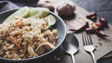Domuz pirinci Tayland 'da yaygın bir sokak yiyeceğidir. Siyah ahşap bir masada servis edildi..