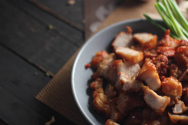 Gebratener Schweinebauch Mit Fischsoße Serviert Auf Einem Grauen Teller Auf — Stockfoto