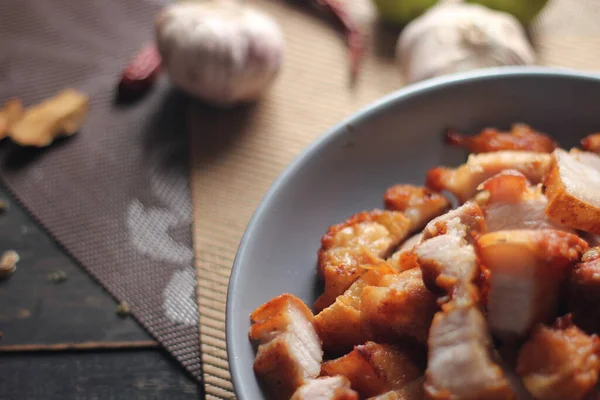 Barriga Porco Frita Com Molho Peixe Servido Uma Placa Cinza — Fotografia de Stock