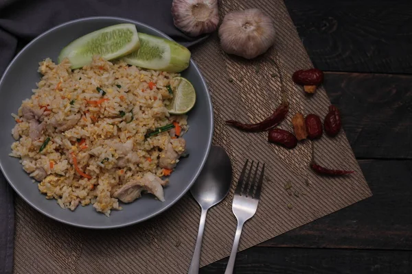 Domuz Pirinci Tayland Yaygın Bir Sokak Yiyeceğidir Siyah Ahşap Bir — Stok fotoğraf