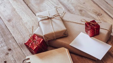Hediye kutusu Tahta bir masa üzerinde kahverengi geri dönüşümlü kağıt ve not defteri kullanın.