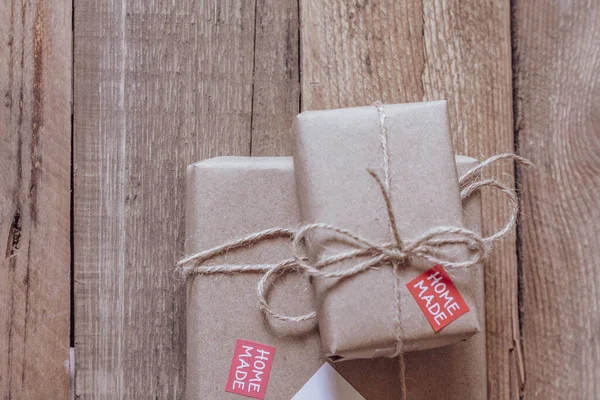 Κουτί Δώρου Χρησιμοποιήστε Καφέ Ανακυκλωμένο Χαρτί Και Σημειωματάριο Ξύλινο Τραπέζι — Φωτογραφία Αρχείου