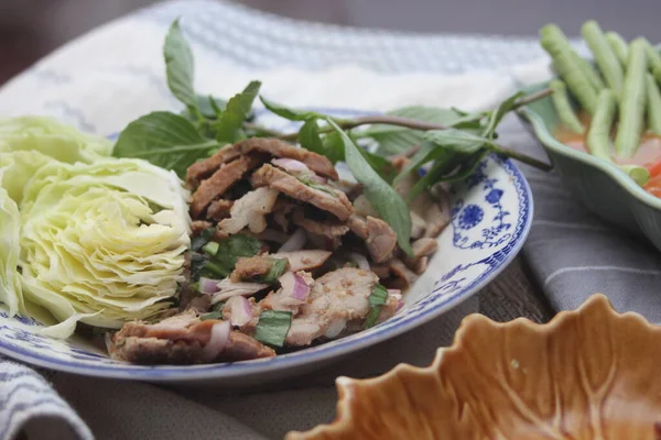 Comida Tailandesa Salada Porco Grelhada Picante Servida Uma Mesa Madeira — Fotografia de Stock