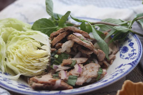 Nourriture Thaïlandaise Salade Porc Grillé Épicée Servie Sur Une Table — Photo