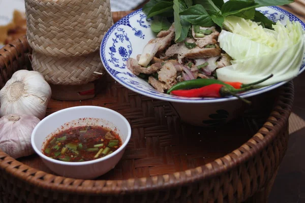 Comida Tailandesa Ensalada Cerdo Parrilla Picante Servida Una Mesa Madera — Foto de Stock