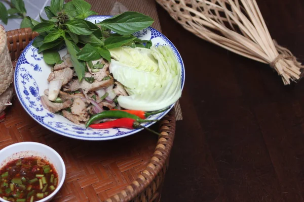 Thajské Jídlo Pikantní Grilovaný Vepřový Salát Podávané Dřevěném Stole Grilovaným — Stock fotografie
