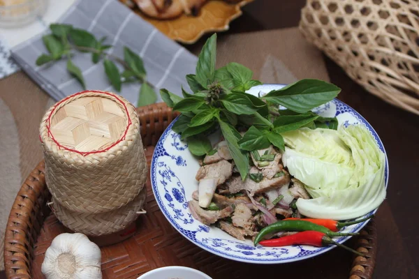 Thailändisches Essen Würziger Gegrillter Schweinesalat Serviert Auf Einem Holztisch Mit — Stockfoto
