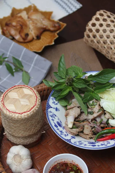 Thai Étel Fűszeres Grillezett Sertéssaláta Tálalva Egy Asztalon Grillezett Csirkével — Stock Fotó