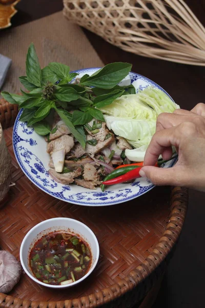 Тайская Кухня Пряный Салат Свинины Подается Деревянном Столе Жареной Курицей — стоковое фото