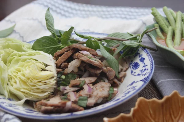 Comida Tailandesa Ensalada Cerdo Parrilla Picante Servida Una Mesa Madera — Foto de Stock