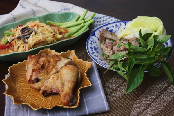Тайская Кухня Пряный Салат Свинины Подается Деревянном Столе Жареной Курицей — стоковое фото