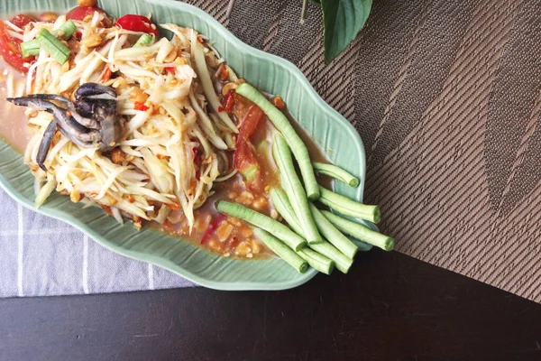 Тайская Кухня Papaya Salad Тайцы Называют Somtumpoo Подается Деревянном Столе — стоковое фото