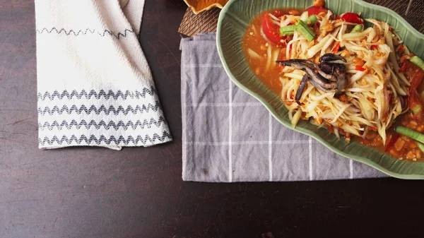 Thailändsk Mat Papaya Sallad Eller Vad Thailändarna Kallar Somtumpoo Serveras — Stockfoto