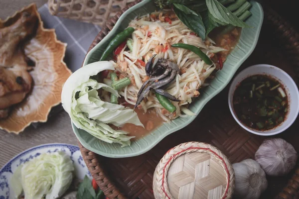 Tayland Yemekleri Papaya Salatası Taylandlıların Tabiriyle Somtumpoo Ahşap Masada Izgara — Stok fotoğraf
