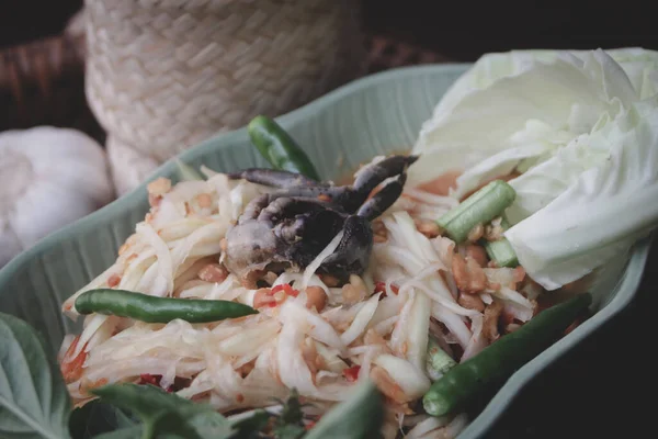 Тайская Кухня Papaya Salad Тайцы Называют Somtumpoo Подается Деревянном Столе — стоковое фото