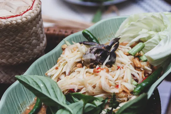 Тайская Кухня Papaya Salad Тайцы Называют Somtumpoo Подается Деревянном Столе — стоковое фото