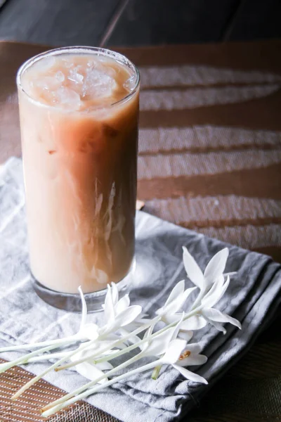 Café Glacé Sur Napperon Forme Feuille Avec Des Fleurs Blanches — Photo