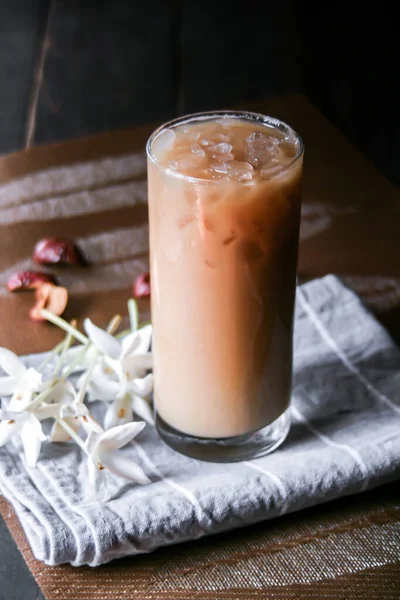 Café Glacé Sur Napperon Forme Feuille Avec Des Fleurs Blanches — Photo