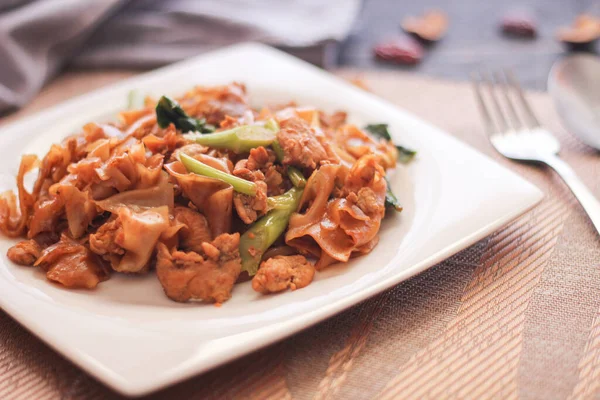 Roer Gebakken Noodle Met Zwarte Sojasaus Geserveerd Een Wit Bord — Stockfoto