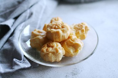 Ekkin, beyaz bir masanın üzerindeki cam bir kaba konur..